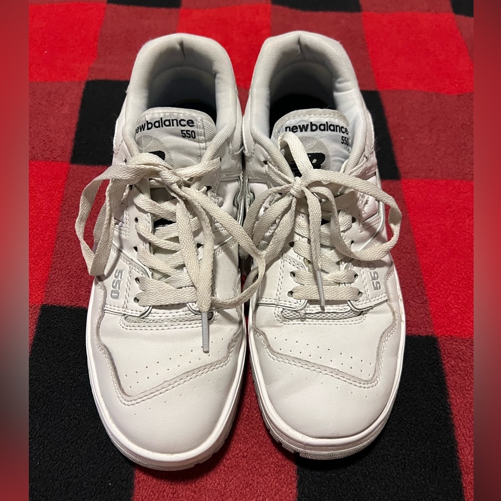 EUC New Balance 550 - White and Grey
